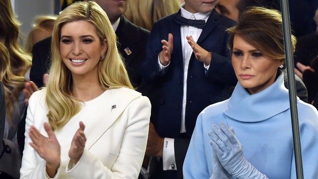 Hé lộ mối quan hệ bằng mặt không bằng lòng giữa Đệ nhất Phu nhân Mỹ và Ivanka Trump: Đâu chỉ cười giả tạo, xã giao, còn tuyệt đối không đụng hàng - Ảnh 3.