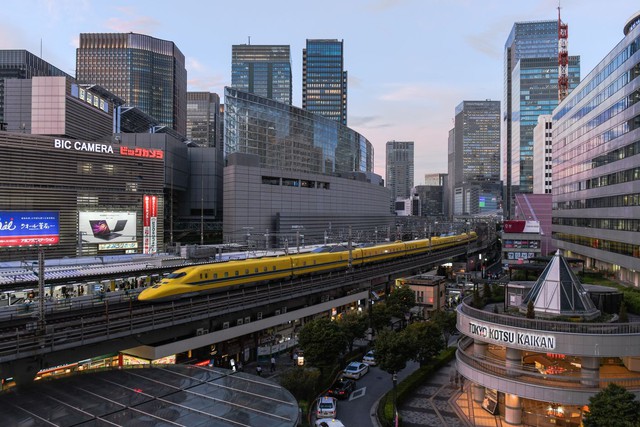 Tấc đất tấc vàng, Tokyo xây dựng cuộc sống tấp nập dưới những đường ray xe lửa, mở ra bài học cho phần còn lại của thế giới - Ảnh 1.