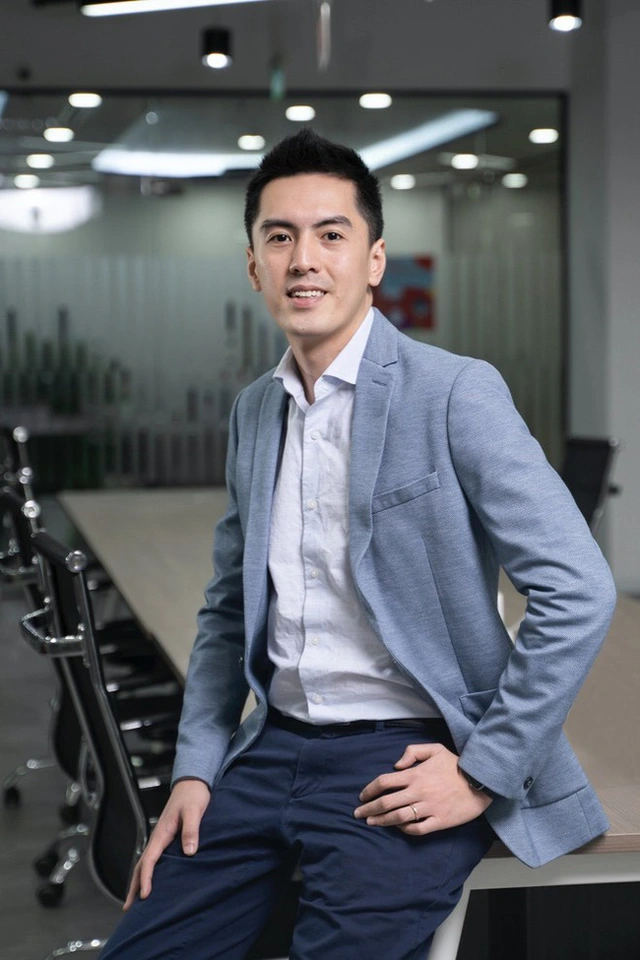 Tân CEO Gojek Việt Nam gây bão vì để lộ góc nghiêng khi bị chụp lén trong văn phòng: Cao 1m84, nói tiếng Anh như gió, biết chơi nhiều nhạc cụ - Ảnh 3.