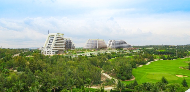 FLC sắp khánh thành khách sạn dài gần 1km, quy mô 1.500 phòng tại bãi biển Quy Nhơn - Ảnh 1.