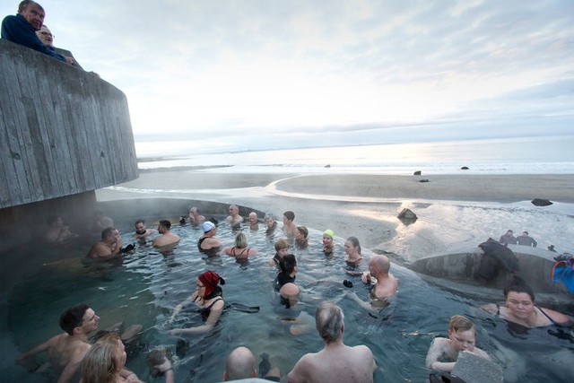 Iceland luôn lọt top những quốc gia hạnh phúc nhất thế giới, bí quyết gói gọn trong thú vui quốc dân ai cũng phải học khi vào lớp 1 này - Ảnh 3.