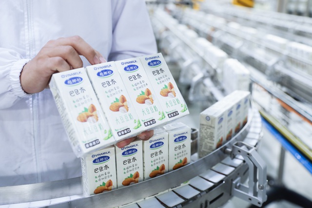 Vinamilk “xông đất” 2021 với lô hàng lớn gồm sữa hạt và sữa đặc xuất khẩu đi Trung Quốc - Ảnh 2.