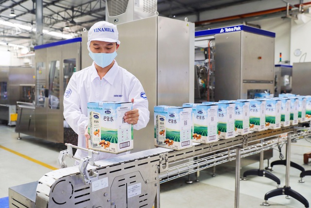 Vinamilk “xông đất” 2021 với lô hàng lớn gồm sữa hạt và sữa đặc xuất khẩu đi Trung Quốc - Ảnh 1.