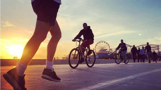 Chạy bộ hay đạp xe có lợi hơn cho sức khỏe? Câu trả lời từ trang sức khỏe hàng đầu của Mỹ khiến nhiều người bất ngờ - Ảnh 1.