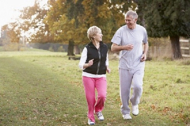 Người trên 50 tuổi đi bộ mỗi ngày có còn lý tưởng không hay là chỉ đẩy nhanh quá trình lão hóa? Bác sĩ ĐH Y gợi ý 5 bài tập phù hợp với người cao tuổi - Ảnh 2.