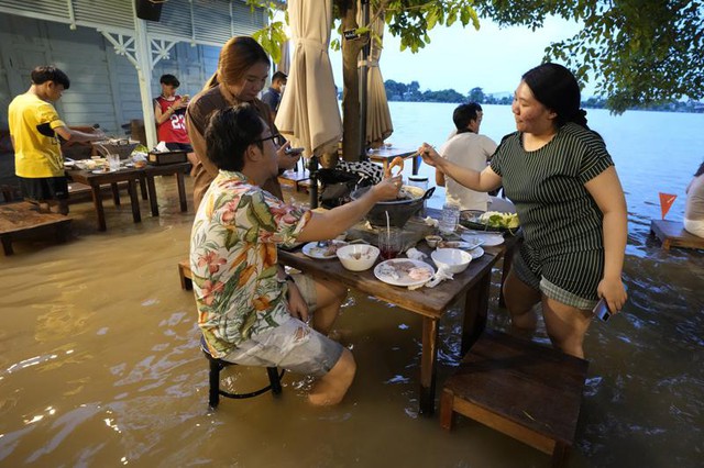 Lẩu lướt ván khiến một nhà hàng ăn nên làm ra trong khi hàng xóm đìu hiu vì ngập lụt - Ảnh 1.