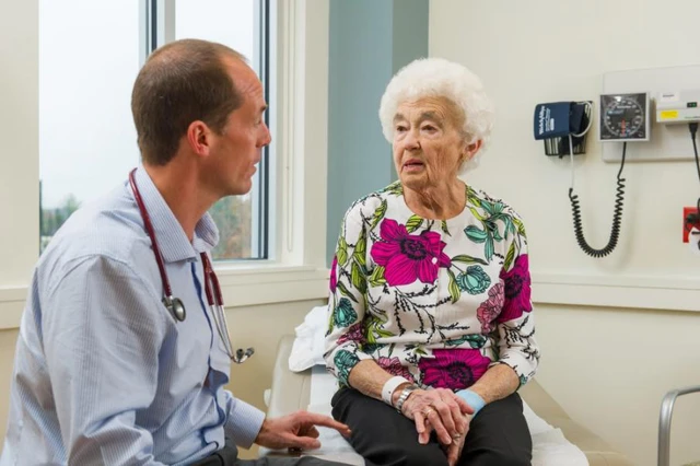 Tỷ lệ mắc ung thư tăng gấp 40 lần ở tuổi 60 trở lên: Người cao tuổi cần đặc biệt chú ý 5 dấu hiệu bất thường, đi khám ngay để phát hiện và chữa trị kịp thời - Ảnh 1.