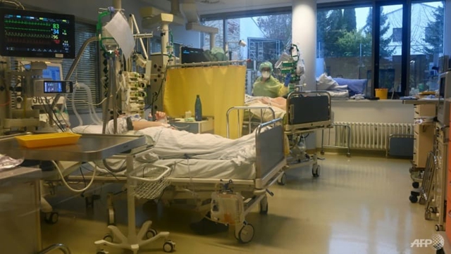 Nỗi đau nhà giàu: Châu Âu là khu vực duy nhất số ca tử vong vì Covid-19 tăng, các bệnh viện ở Đức rơi vào tình trạng báo động - Ảnh 1.