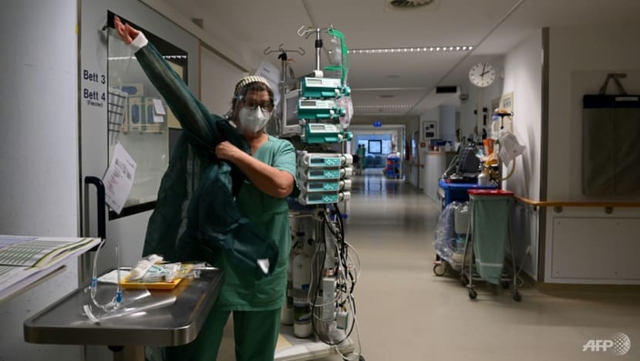Nỗi đau nhà giàu: Châu Âu là khu vực duy nhất số ca tử vong vì Covid-19 tăng, các bệnh viện ở Đức rơi vào tình trạng báo động - Ảnh 2.