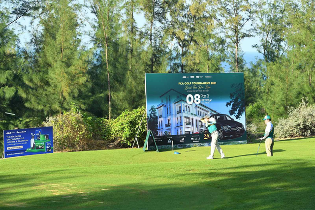 Nhà vô địch FCA Golf Tournament 2021 nhận vàng nguyên khối 9999 - Ảnh 3.