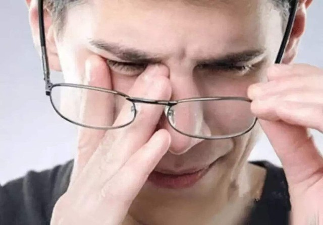 Co giật mí mắt: Không phải là điềm báo như nhiều người nhầm tưởng mà có thể tiềm ẩn nguy cơ bệnh về mắt! - Ảnh 1.