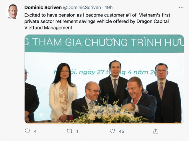 Ông Dominic Scriven khoe là khách hàng đầu tiên của quỹ hưu trí do Dragon Capital triển khai - Ảnh 1.