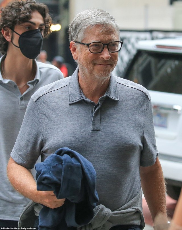 Tỷ phú Bill Gates lần đầu xuất hiện công khai ngoài đường hậu ly hôn: Vui vẻ đưa con gái út đi ăn, tay vẫn đeo nhẫn cưới - Ảnh 4.