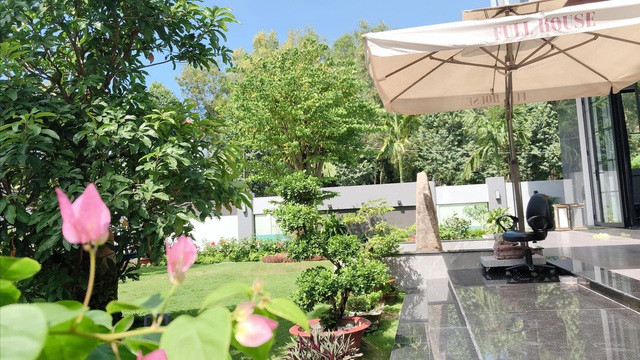 Biệt thự 25 tỷ đồng Quốc Trường xây tặng cha mẹ ở Cần Thơ: Rộng tới 700m2, nội thất hiện đại không thiếu gì, ấn tượng nhất là khu vườn bạt ngàn cây cỏ, hoa trái - Ảnh 20.