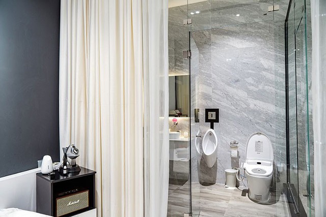 Biệt thự 25 tỷ đồng Quốc Trường xây tặng cha mẹ ở Cần Thơ: Rộng tới 700m2, nội thất hiện đại không thiếu gì, ấn tượng nhất là khu vườn bạt ngàn cây cỏ, hoa trái - Ảnh 11.