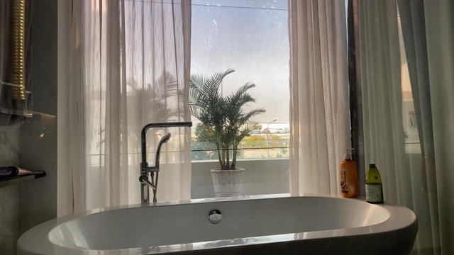 Biệt thự 25 tỷ đồng Quốc Trường xây tặng cha mẹ ở Cần Thơ: Rộng tới 700m2, nội thất hiện đại không thiếu gì, ấn tượng nhất là khu vườn bạt ngàn cây cỏ, hoa trái - Ảnh 12.