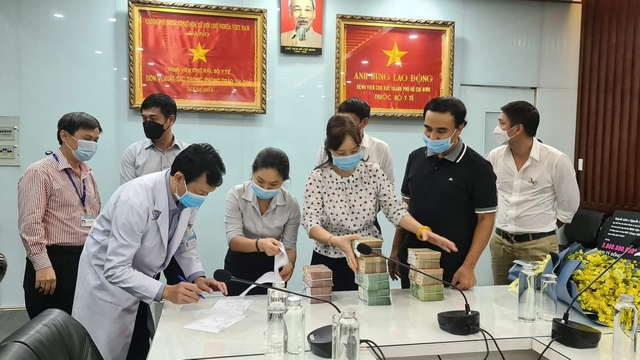 MC Quyền Linh đi dép lê, đeo ba lô tiền, tự chạy xe máy tới ủng hộ thêm 2,2 tỷ VNĐ cho quỹ vaccine cho người lao động nghèo - Ảnh 3.