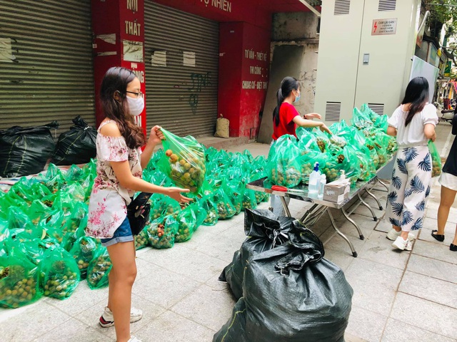 Người phụ nữ Hà Nội mua 2 tấn vải Bắc Giang để phát miễn phí, không nhận tiền ủng hộ mà hướng dẫn mọi người đóng góp cho Quỹ vaccine phòng Covid-19 - Ảnh 2.