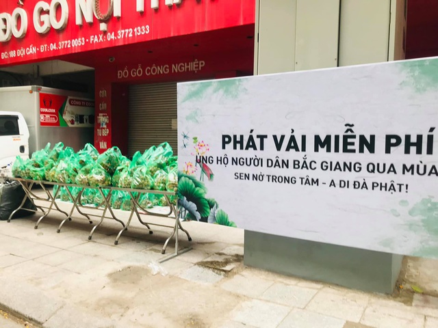 Người phụ nữ Hà Nội mua 2 tấn vải Bắc Giang để phát miễn phí, không nhận tiền ủng hộ mà hướng dẫn mọi người đóng góp cho Quỹ vaccine phòng Covid-19 - Ảnh 1.