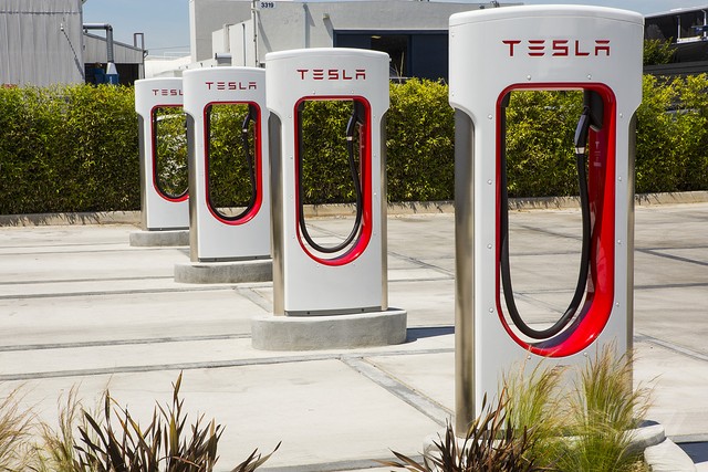Tesla mở trạm sạc Supercharger cho hãng xe khác, VinFast có được hưởng lợi? - Ảnh 1.