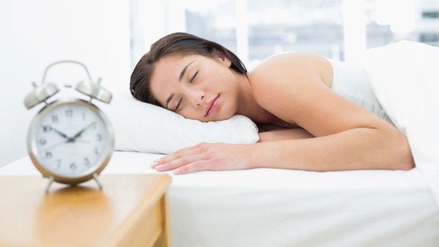 4 thói quen ngủ cực xấu, làm tăng nguy cơ tử vong nhưng nhiều người Việt lại lạm dụng, coi đó là cách để bù đắp cho sức khoẻ - Ảnh 1.