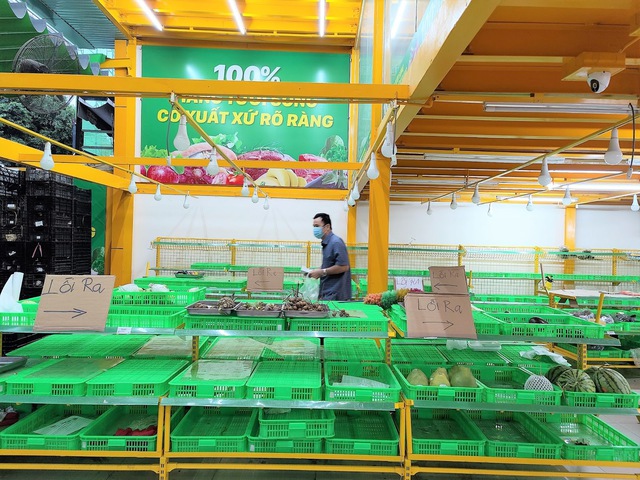 Tôi đi 3 cửa hàng, siêu thị mới mua được thực phẩm trong mùa dịch tại TP.HCM - Ảnh 1.