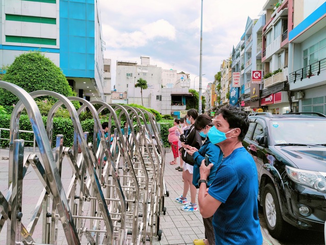 Tôi đi 3 cửa hàng, siêu thị mới mua được thực phẩm trong mùa dịch tại TP.HCM - Ảnh 8.