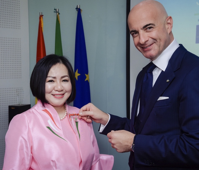 Nữ doanh nhân người Việt nhận Huân chương Công trạng của Ý: Từ bà mẹ 2 con bị các công ty từ chối vì quá tuổi đến bà trùm quyền lực chắp cánh cho thời trang Việt  - Ảnh 8.