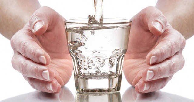 Thói quen uống nước nóng pha với nước lạnh sẽ gây hại nếu bạn không nắm rõ 3 điều quan trọng này: vi khuẩn sinh sôi, cơ thể mắc bệnh - Ảnh 1.