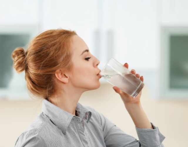 Thói quen uống nước nóng pha với nước lạnh sẽ gây hại nếu bạn không nắm rõ 3 điều quan trọng này: vi khuẩn sinh sôi, cơ thể mắc bệnh - Ảnh 3.