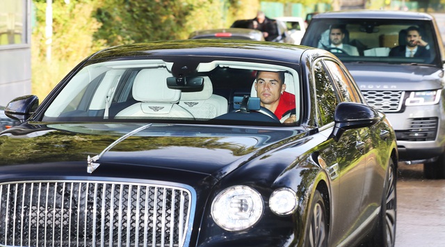 Xe và điện thoại của Cristiano Ronaldo cùng lúc gây xôn xao dư luận: Lái chiếc Bentley tay lái khác người ở Anh, giàu như thế nhưng vẫn dùng Huawei đời cũ - Ảnh 3.