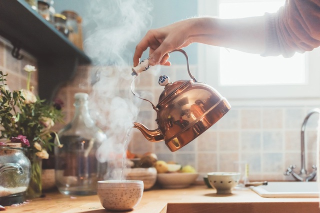 Đun nước bằng ấm điện để uống có ảnh hưởng đến cơ thể không? Kết luận nằm ở điểm mà không phải ai cũng để ý tới - Ảnh 1.