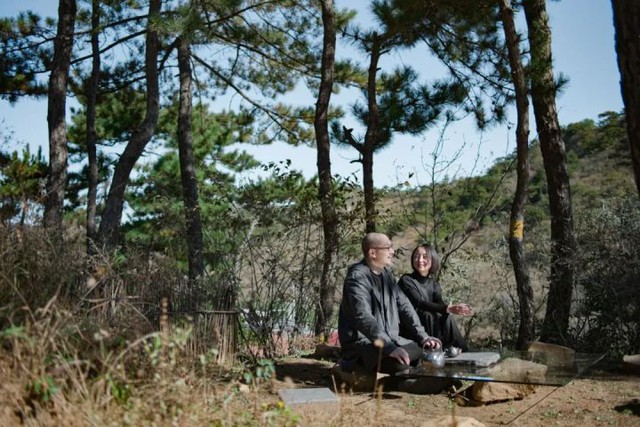 Căn nhà không đồ đạc của đôi vợ chồng bỏ phố về quê theo đuổi nghề kim hoàn suốt 12 năm: Cuộc sống tối giản mà yên bình giữa rừng thông 10.000 cây - Ảnh 2.