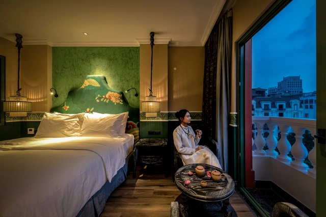 Bên trong “khách sạn di sản” duy nhất sở hữu bức tranh Hàng Trống lớn nhất: Tái hiện nét đẹp Thăng Long xưa độc đáo - Ảnh 3.