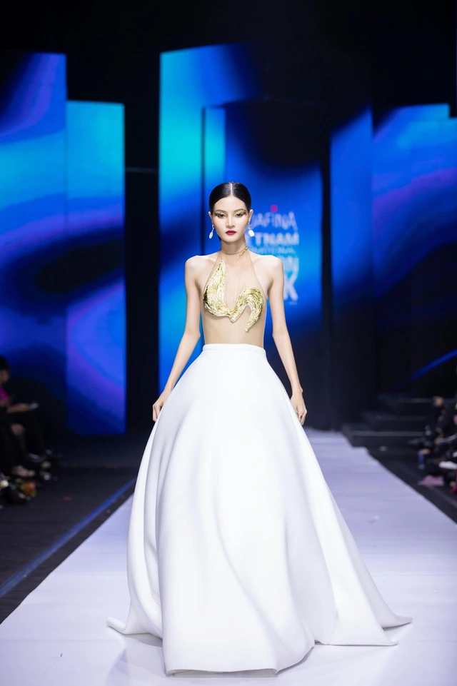 BST đặc biệt của NTK Hoàng Minh Hà mở màn Aquafina Vietnam International Fashion Week 2022: Vẽ nên đường cong Tây Bắc đầy nghệ thuật - Ảnh 2.