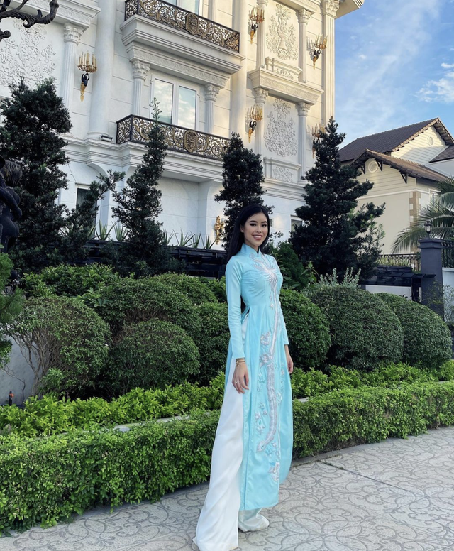 Gia tộc tỷ phú Johnathan Hạnh Nguyễn khoe ảnh diện áo dài đón Tết trước căn biệt thự siêu hoành tráng như tòa lâu đài của cả gia đình - Ảnh 2.
