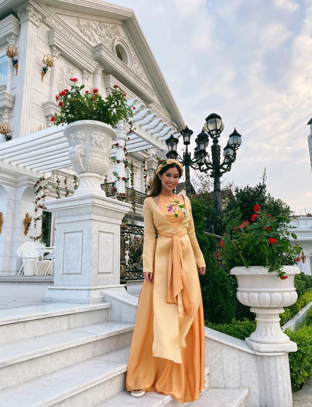 Gia tộc tỷ phú Johnathan Hạnh Nguyễn khoe ảnh diện áo dài đón Tết trước căn biệt thự siêu hoành tráng như tòa lâu đài của cả gia đình - Ảnh 5.