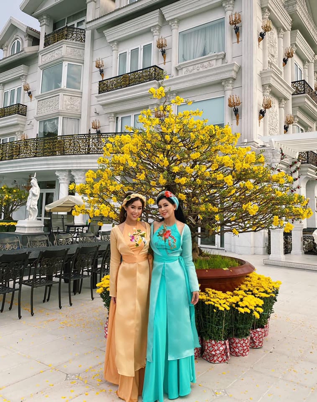 Gia tộc tỷ phú Johnathan Hạnh Nguyễn khoe ảnh diện áo dài đón Tết trước căn biệt thự siêu hoành tráng như tòa lâu đài của cả gia đình - Ảnh 6.