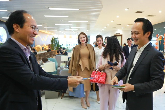 Chủ tịch Trịnh Văn Quyết mừng tuổi đầu năm nhân viên tại sân bay Nội Bài, hành khách bay chuyến đầu năm cũng có lộc - Ảnh 3.
