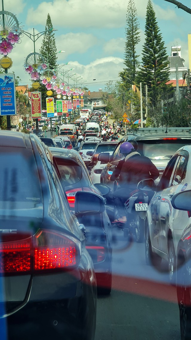 Đà Lạt ùn tắc mọi ngả đường trong ngày mùng 3 Tết: Ô tô nối dài hàng km, đi du xuân mà tưởng như đi hành xác - Ảnh 1.