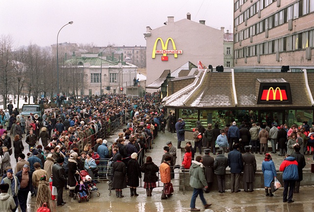 Nghe tin McMcDonalds chuẩn bị đóng cửa, người dân Nga vội vàng xếp hàng đi mua hamburger lần cuối bất chấp giá lạnh - Ảnh 3.
