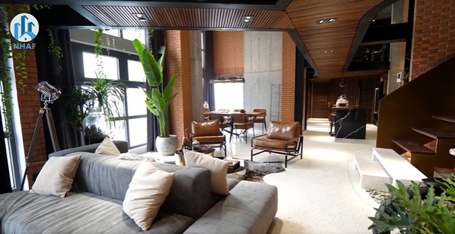 Mở mang tầm mắt với căn penthouse 380m2 cực phẩm tại Ecopark: Decor bằng cả mô tô, sân riêng siêu rộng, chủ nhà chịu chơi hi sinh luôn phòng ngủ để tạo một thiết kế đặc biệt - Ảnh 1.