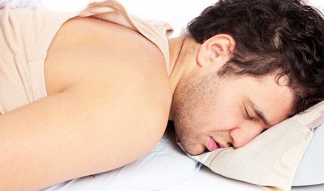 3 tư thế ngủ khiến nam giới trở nên yếu đuối, sinh lực tiêu hao: 2/4 là thói quen 80% phái mạnh mắc phải, thay đổi ngay cách này mới tốt cho sức khỏe - Ảnh 1.