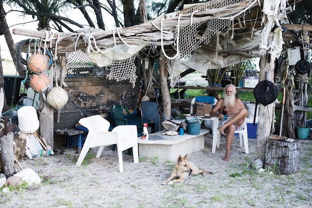 Đang giàu sụ thì trắng tay, triệu phú đô la tuyệt vọng ra đảo hoang ở ẩn hơn 20 năm: Khi cuộc sống không còn bị đo đếm bằng tiền và danh vọng, Robinson đời thật không còn muốn trở lại đất liền - Ảnh 2.