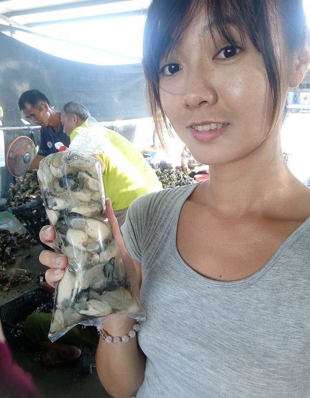 24 tuổi bỏ việc để về quê bóc vỏ hàu, cô gái từng bị khinh thường nay sở hữu thu nhập khủng, trở thành “nữ nhân nuôi hàu đỉnh nhất Đài Loan” - Ảnh 1.