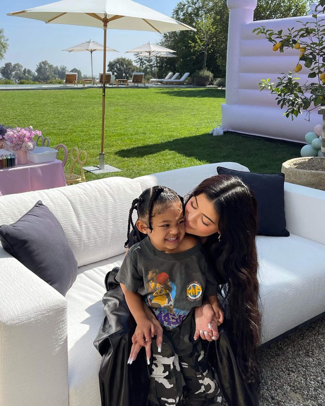 Cô chiêu 4 tuổi của tỷ phú Kylie Jenner sinh ra ngậm thìa vàng, có cuộc sống xa hoa: Đi chơi bằng máy bay trị giá hơn 1 nghìn tỷ đồng, tủ đồ hàng hiệu tương đương cả căn nhà - Ảnh 1.