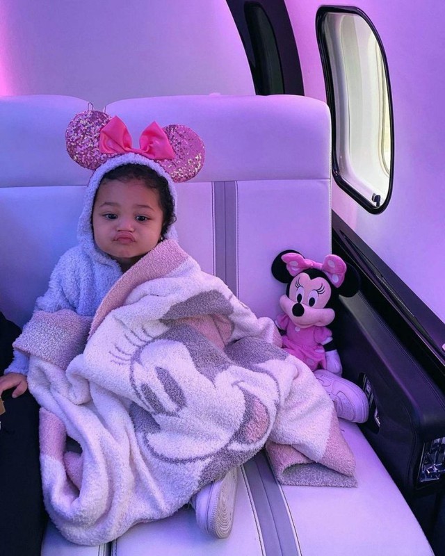 Cô chiêu 4 tuổi của tỷ phú Kylie Jenner sinh ra ngậm thìa vàng, có cuộc sống xa hoa: Đi chơi bằng máy bay trị giá hơn 1 nghìn tỷ đồng, tủ đồ hàng hiệu tương đương cả căn nhà - Ảnh 2.