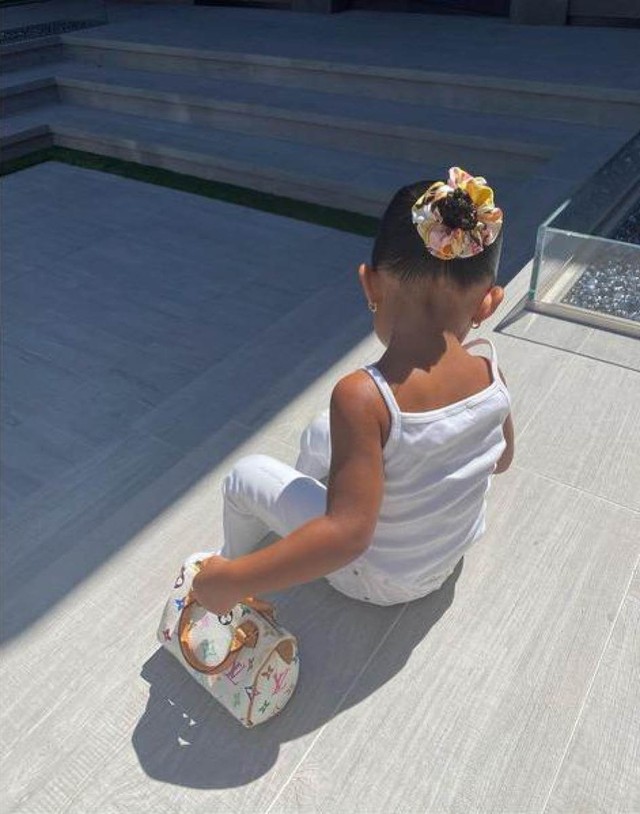 Cô chiêu 4 tuổi của tỷ phú Kylie Jenner sinh ra ngậm thìa vàng, có cuộc sống xa hoa: Đi chơi bằng máy bay trị giá hơn 1 nghìn tỷ đồng, tủ đồ hàng hiệu tương đương cả căn nhà - Ảnh 4.