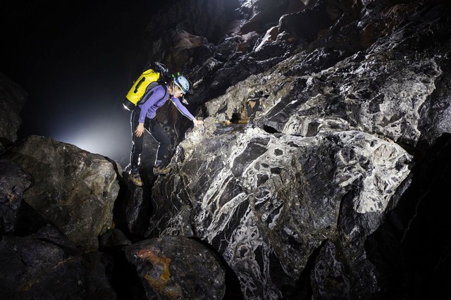 Có gì trong tour du lịch khám phá hang động lớn nhất Việt Nam? Giá tương đương chuyến du lịch quanh châu Âu, có tiền chưa chắc đã đi được, Chủ tịch ACB Trần Hùng Huy phải thốt lên 2 chữ thán phục - Ảnh 2.