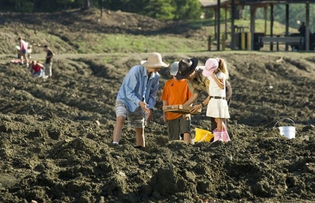 Muốn đổi đời, hãy tới công viên này tìm kim cương: Tha hồ giữ lại toàn bộ kim cương, đá quý nếu tìm thấy - Ảnh 1.